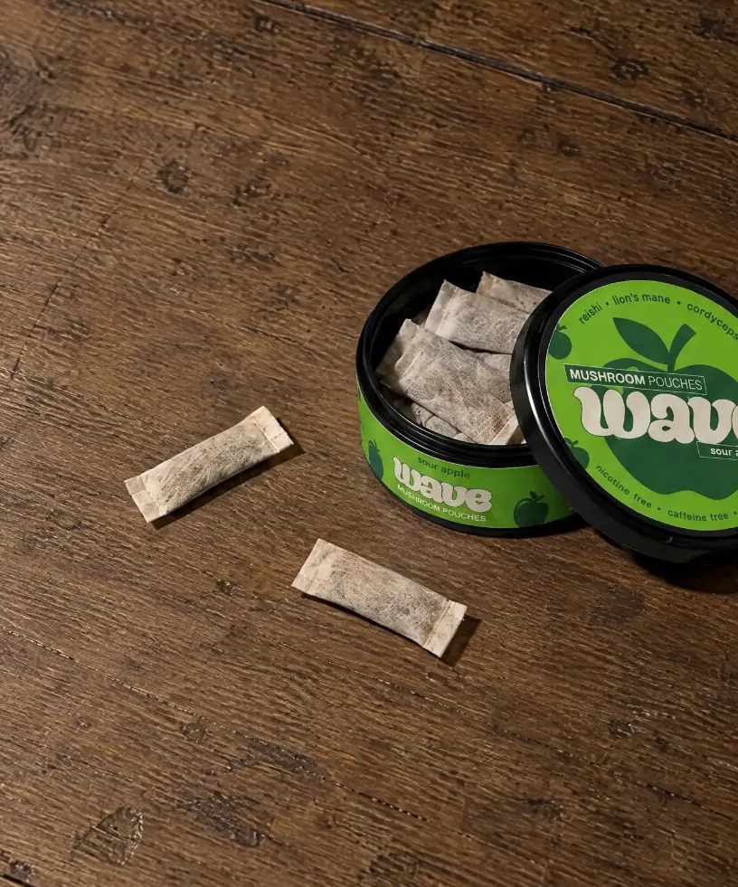 Eine geöffnete WAVE-Dose mit Pouches und zwei losen Pouches daneben.
